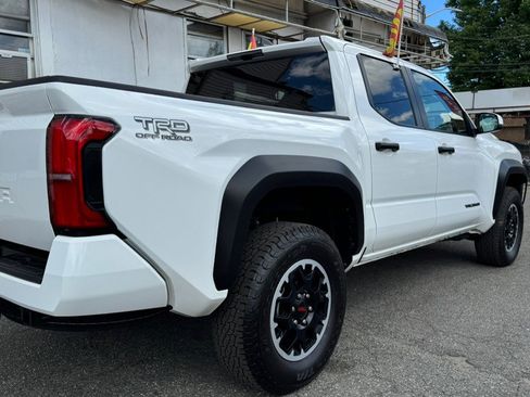 Used 2025 Toyota Tacoma TRD Off-Road AWD/4WD image 32
