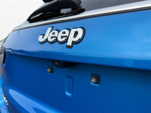 Used 2023 Jeep Compass Latitude w/ Sun and Sound Group image 17