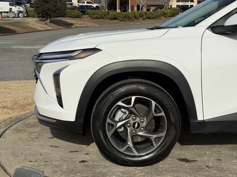 Used 2025 Chevrolet Trax LT w/ LT Convenience Package image 12