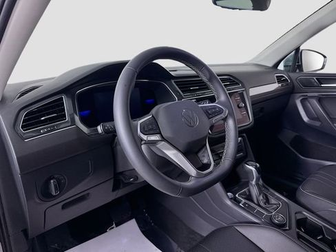Used 2022 Volkswagen Tiguan SE image 9