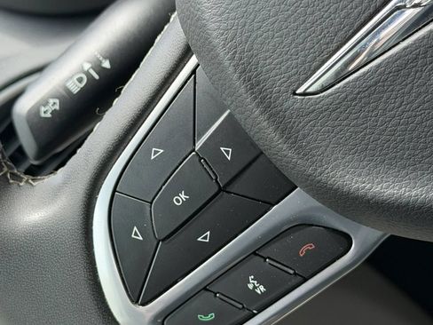 Used 2023 Chrysler Pacifica Touring-L FWD image 16