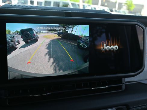 Used 2025 Jeep Wrangler Sahara w/ Safety Group image 15