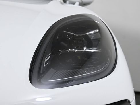 Used 2023 Porsche Macan AWD/4WD image 11
