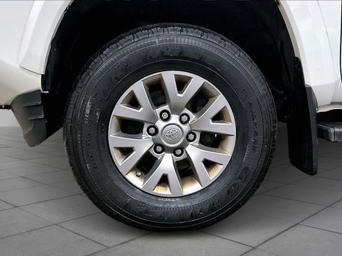 Used 2017 Toyota Tacoma SR5 w/ Tow Package image 11