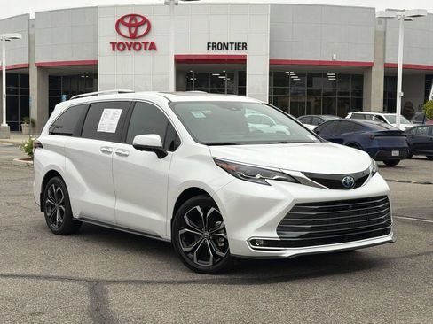 Certified 2025 Toyota Sienna Platinum FWD image 1
