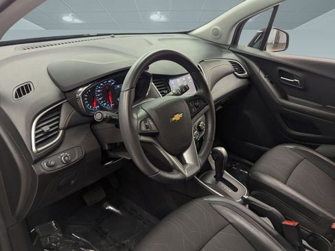 Used 2021 Chevrolet Trax LT w/ LT Convenience Package image 3