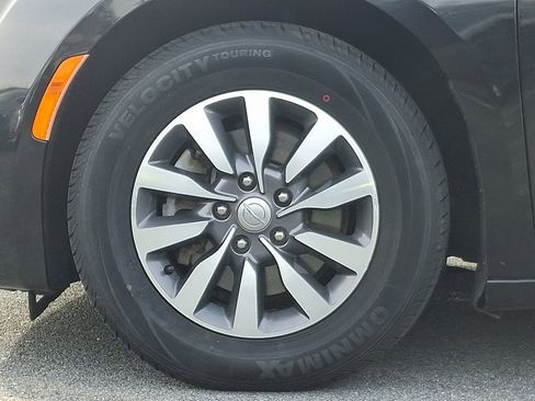 Used 2020 Chrysler Pacifica Touring-L Plus image 9