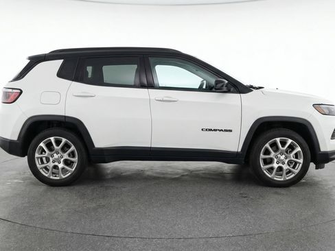 Used 2025 Jeep Compass Limited AWD/4WD image 11