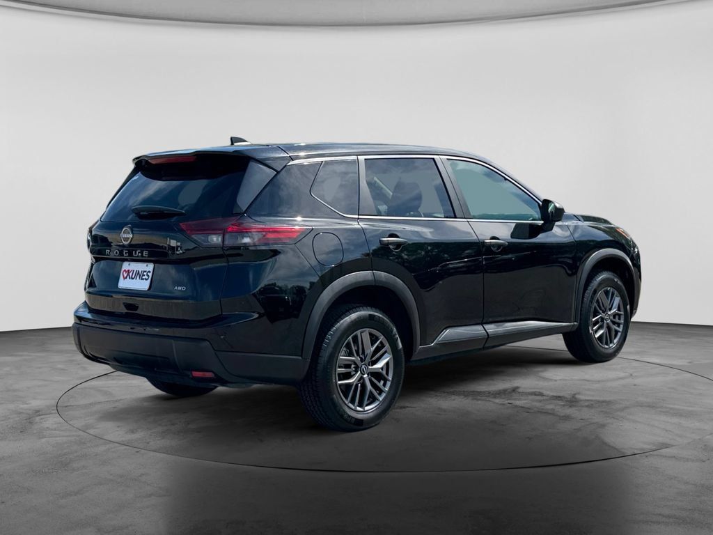 Used 2024 Nissan Rogue S AWD/4WD image 8