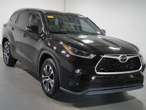 Certified 2021 Toyota Highlander XLE FWD image 3