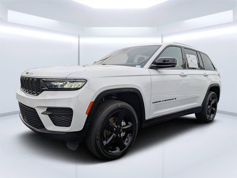 Used 2023 Jeep Grand Cherokee Altitude image 7