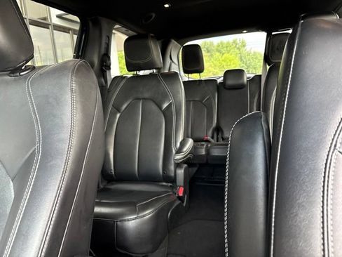 Used 2025 Chrysler Pacifica Select FWD image 12