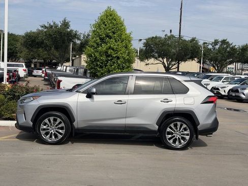 Used 2021 Toyota RAV4 XLE Premium FWD image 4