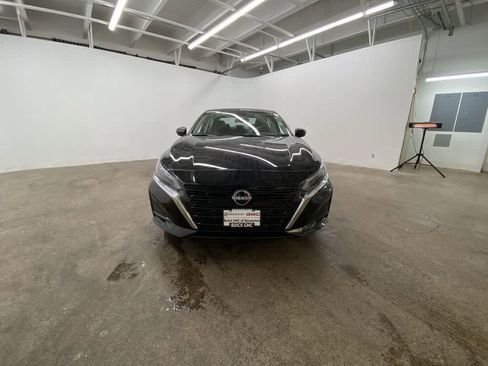Used 2025 Nissan Altima 2.5 SV image 9