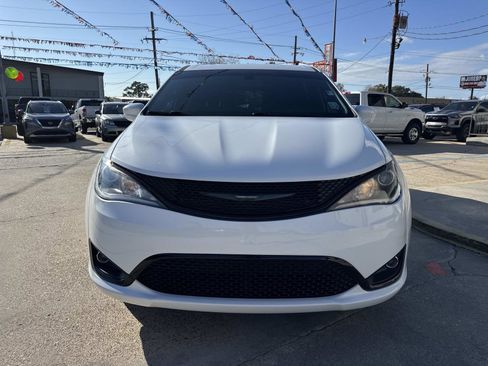 Used 2020 Chrysler Pacifica Touring w/ S Appearance Package image 2