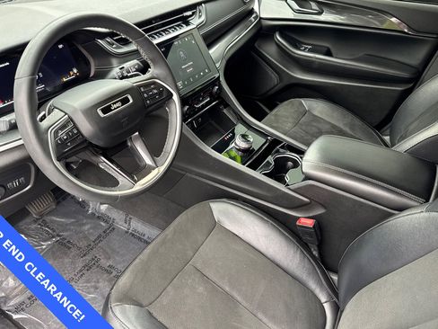 Used 2023 Jeep Grand Cherokee Altitude image 11