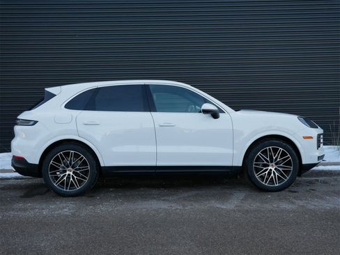 Used 2025 Porsche Cayenne image 27