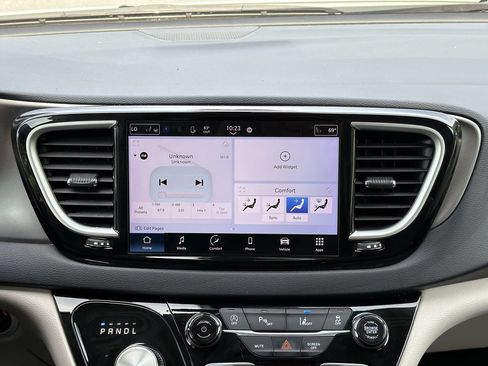 Used 2023 Chrysler Pacifica Touring-L FWD image 3