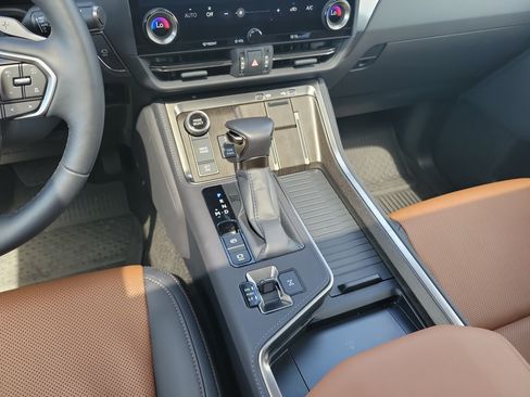 Used 2025 Lexus GX 550 w/ Accessory Package (2T) AWD/4WD image 22