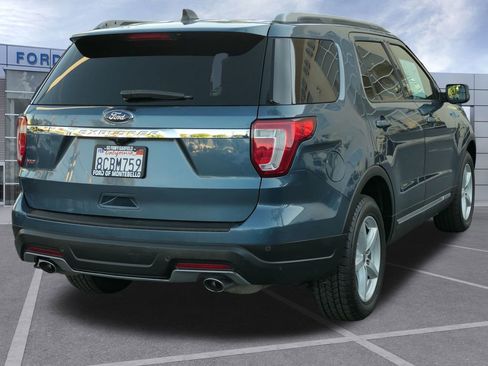 Used 2018 Ford Explorer XLT image 4
