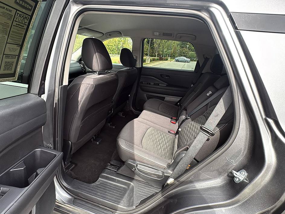 Certified 2025 Nissan Pathfinder SV FWD image 17