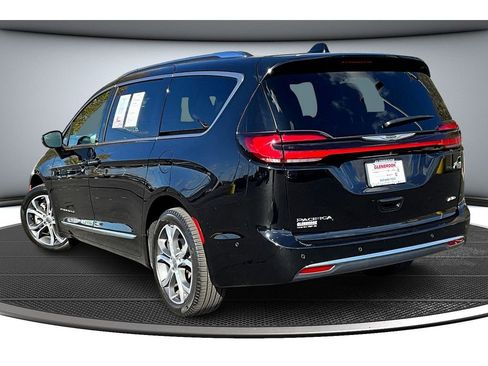 Used 2024 Chrysler Pacifica Pinnacle image 2