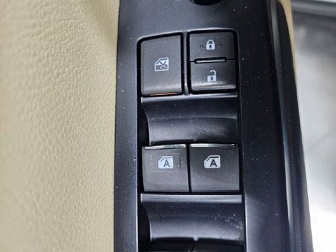 Used 2017 Toyota Highlander Limited AWD/4WD image 31