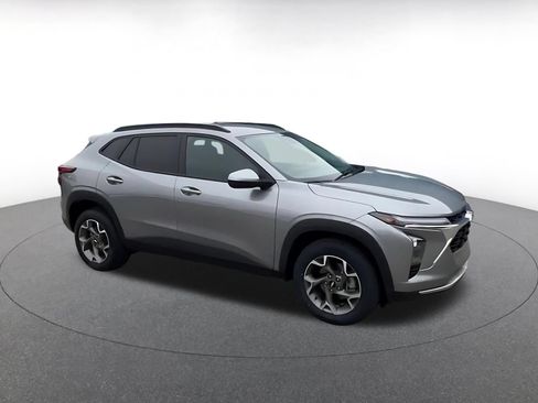 Used 2025 Chevrolet Trax LT FWD image 2