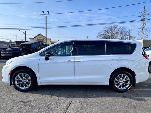 New 2026 Chrysler Pacifica Select AWD/4WD image 4