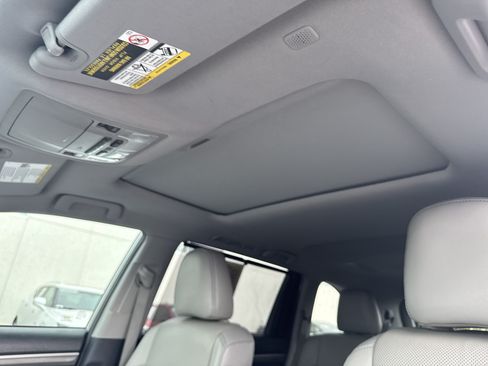 Used 2019 Toyota Highlander Limited FWD image 23