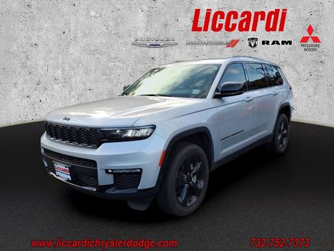 Used 2023 Jeep Grand Cherokee L Limited w/ Black Appearance Package AWD/4WD image 3