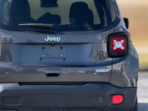 Used 2018 Jeep Renegade Latitude image 14