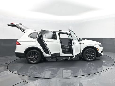 Used 2022 Volkswagen Tiguan SE w/ Panoramic Sunroof Package AWD/4WD image 30