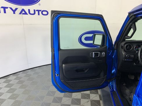Used 2022 Jeep Wrangler Unlimited Sahara AWD/4WD image 13
