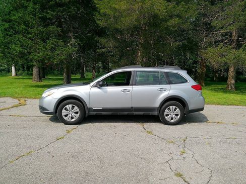 Used 2012 Subaru Outback 2.5i AWD/4WD image 2