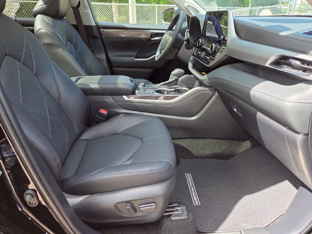 Certified 2026 Toyota Highlander Platinum AWD/4WD image 14
