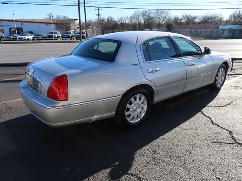 Used 2010 Lincoln Town Car Signature Limited image 3