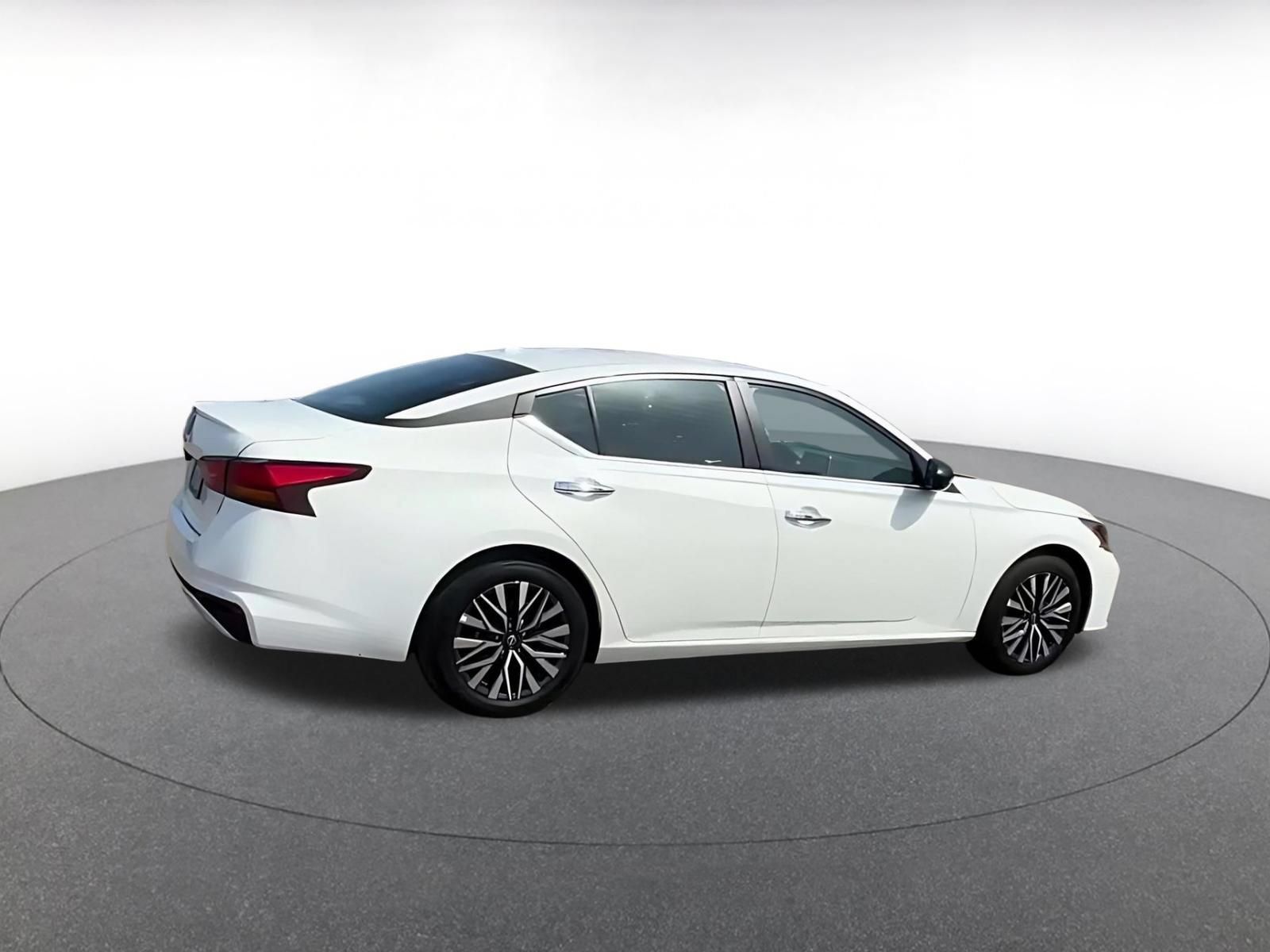 Used 2025 Nissan Altima 2.5 SV FWD image 14