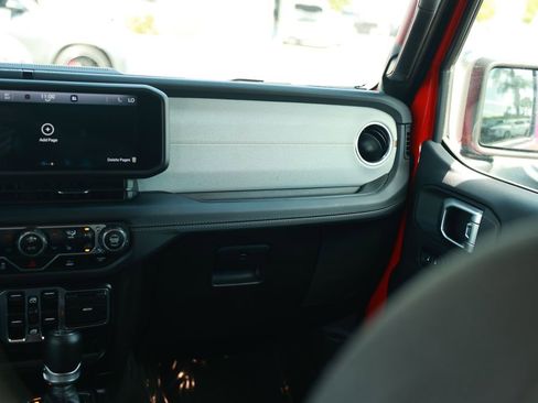 Used 2025 Jeep Wrangler Unlimited Sahara image 28