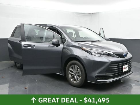 Used 2025 Toyota Sienna LE image 51