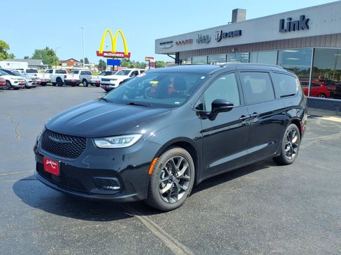 Used 2025 Chrysler Pacifica Limited FWD image 8