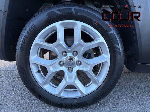 Used 2018 Jeep Renegade Latitude w/ Popular Equipment Group image 12