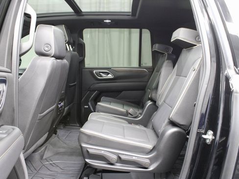 Used 2023 Chevrolet Suburban Premier image 10