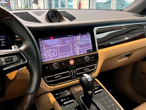 Used 2025 Porsche Macan image 12