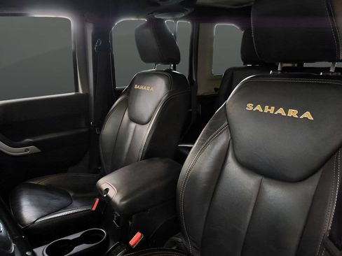 Used 2014 Jeep Wrangler Unlimited Sahara w/ Dual Top Group AWD/4WD image 13