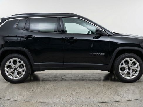 Used 2025 Jeep Compass Latitude image 11