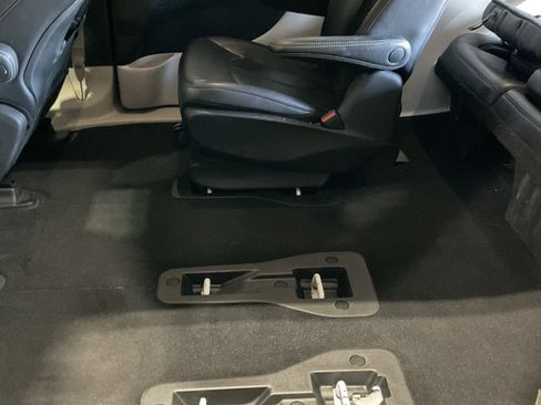 Used 2023 Chrysler Pacifica Touring-L image 40