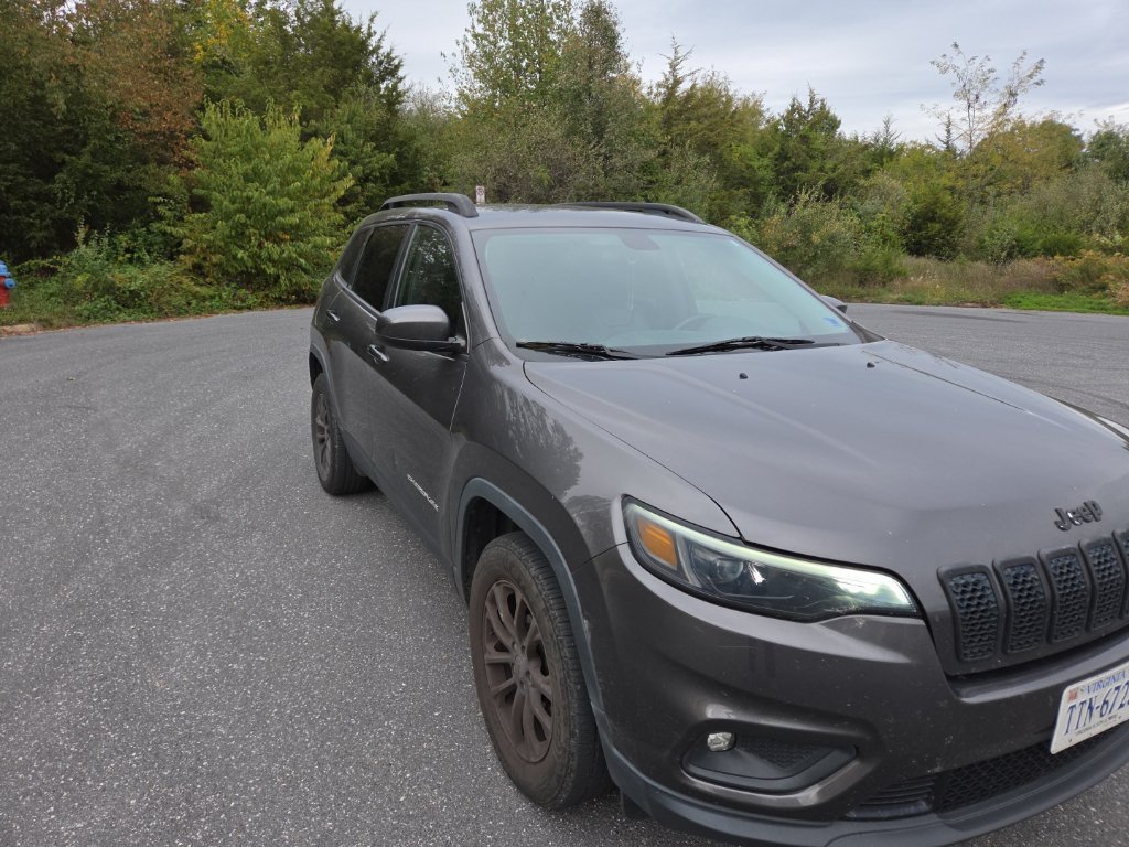 Used 2019 Jeep Cherokee Latitude Plus w/ Cold Weather Group AWD/4WD image 1