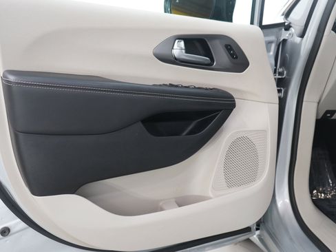 Used 2024 Chrysler Pacifica Touring-L image 22