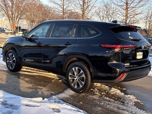Used 2023 Toyota Highlander XLE image 11